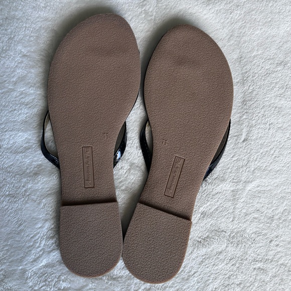 American Eagle black  women’s thong  slippers - Picture 2 of 3